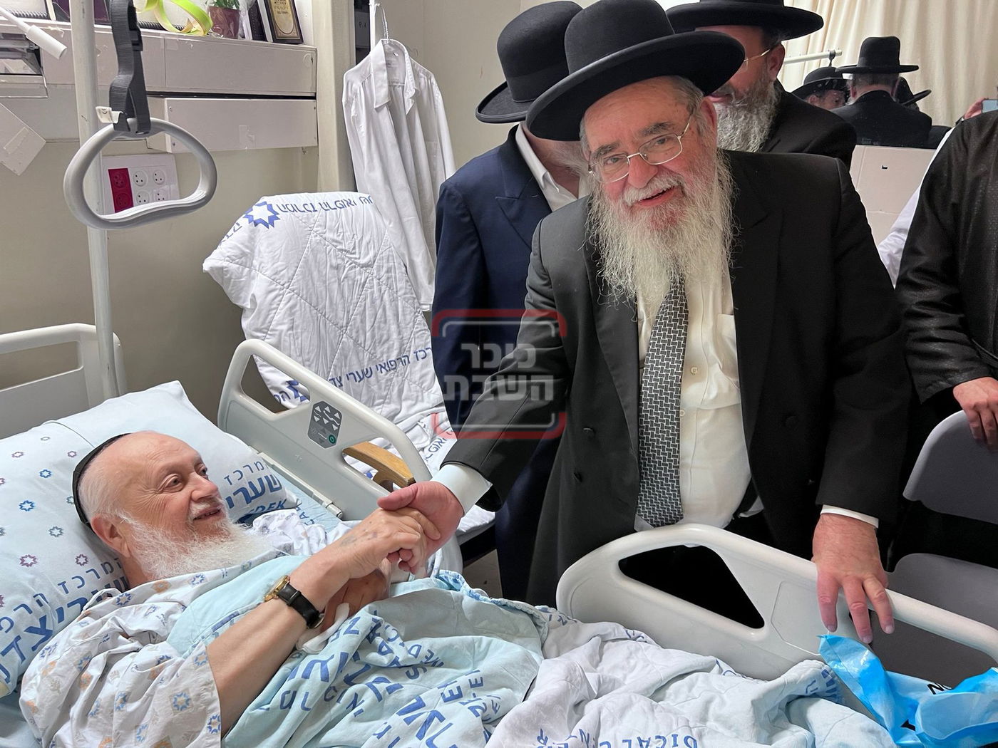 הגר"א סאלים, והגר"ד בצרי בביקור חולים אצל הגר"ע בצרי