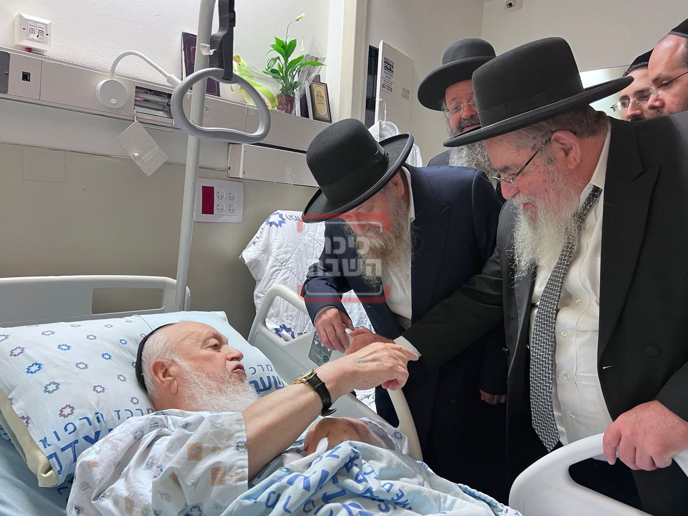 הגר"א סאלים, והגר"ד בצרי בביקור חולים אצל הגר"ע בצרי