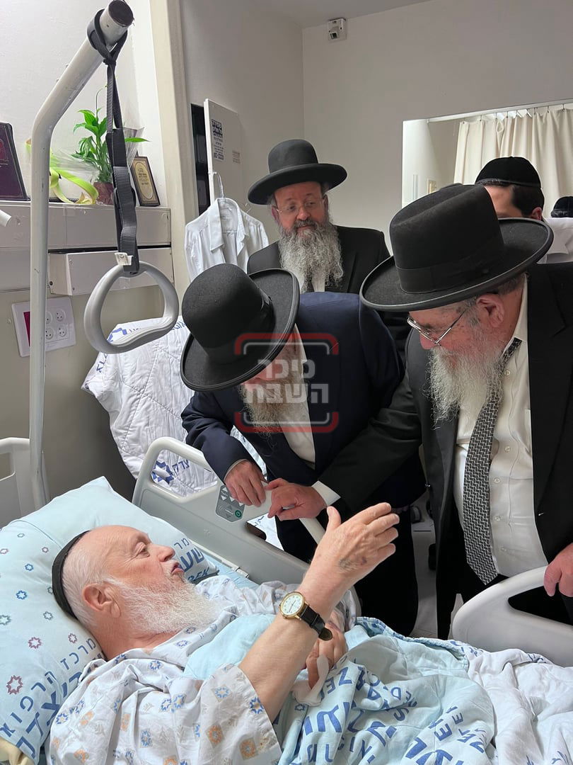 הגר"א סאלים, והגר"ד בצרי בביקור חולים אצל הגר"ע בצרי