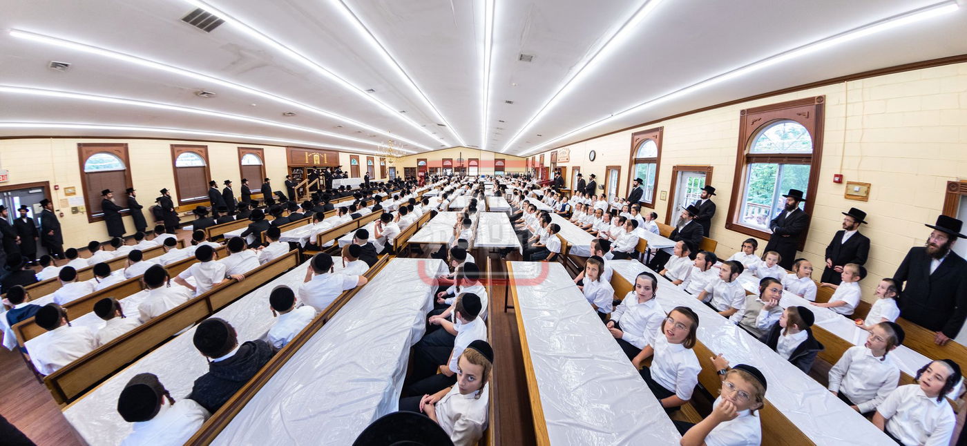 האדמו"ר מבאבוב בביקור במחנה שלווה ד'באבוב 