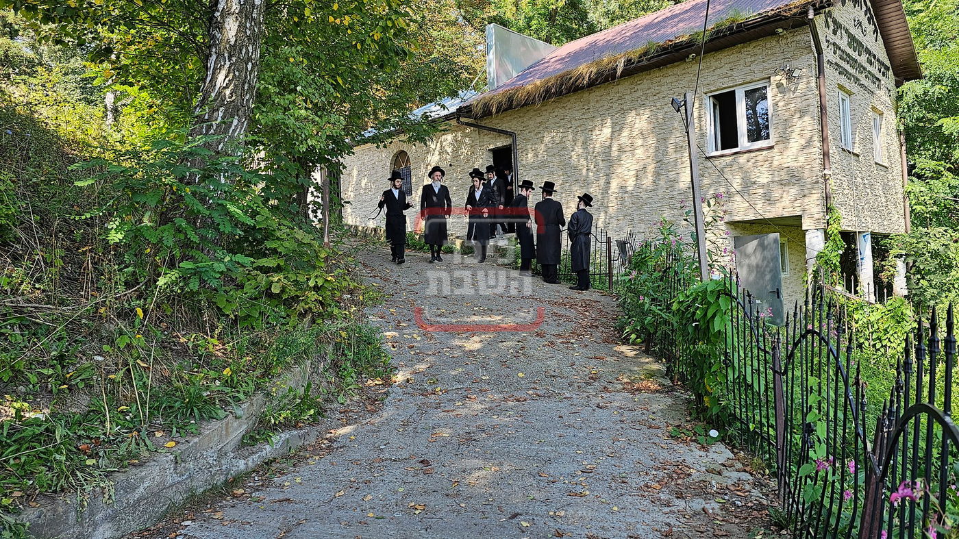 האדמו"ר מרחמסטריווקא ספרינג וואלי, בעיירת דינוב 