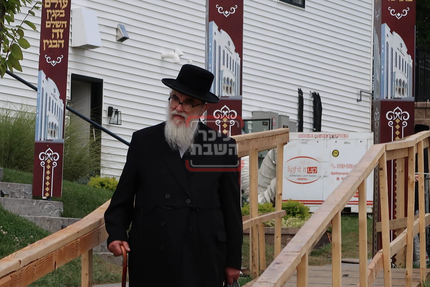 הרב בנימין בוקסבוים מזקני חשובי חסידי ויז'ניץ בארה"ב בחצר בית האכסניה