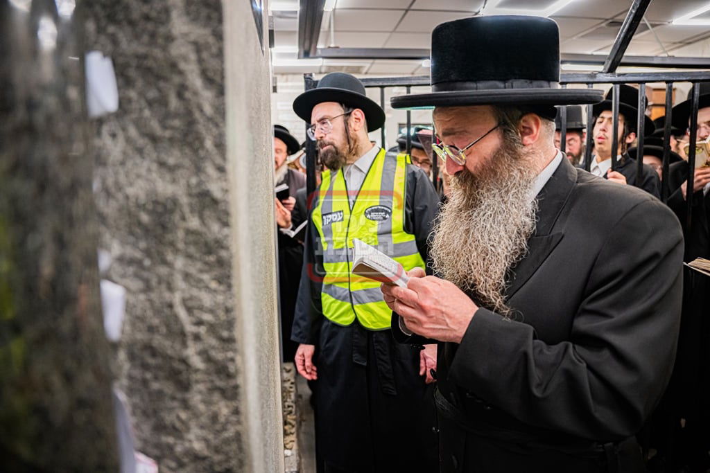 רבבות חסידי ותלמידי בית סאטמר פוקדים את הציון הק' במהלך יומא דהילולא 