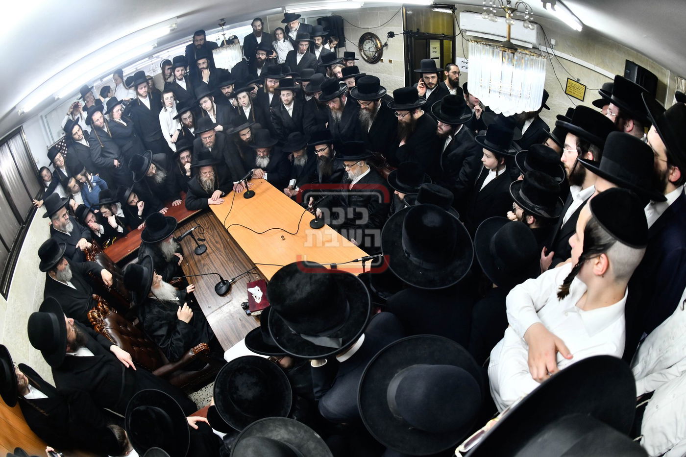 ניחום אבלים בחצה"ק מודז'יץ וקוזמיר 