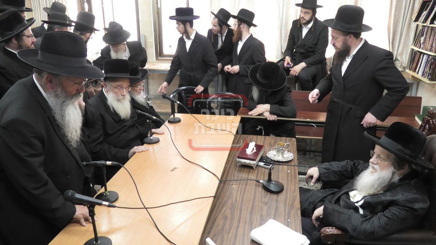 ניחום אבלים בחצה"ק מודז'יץ וקוזמיר 