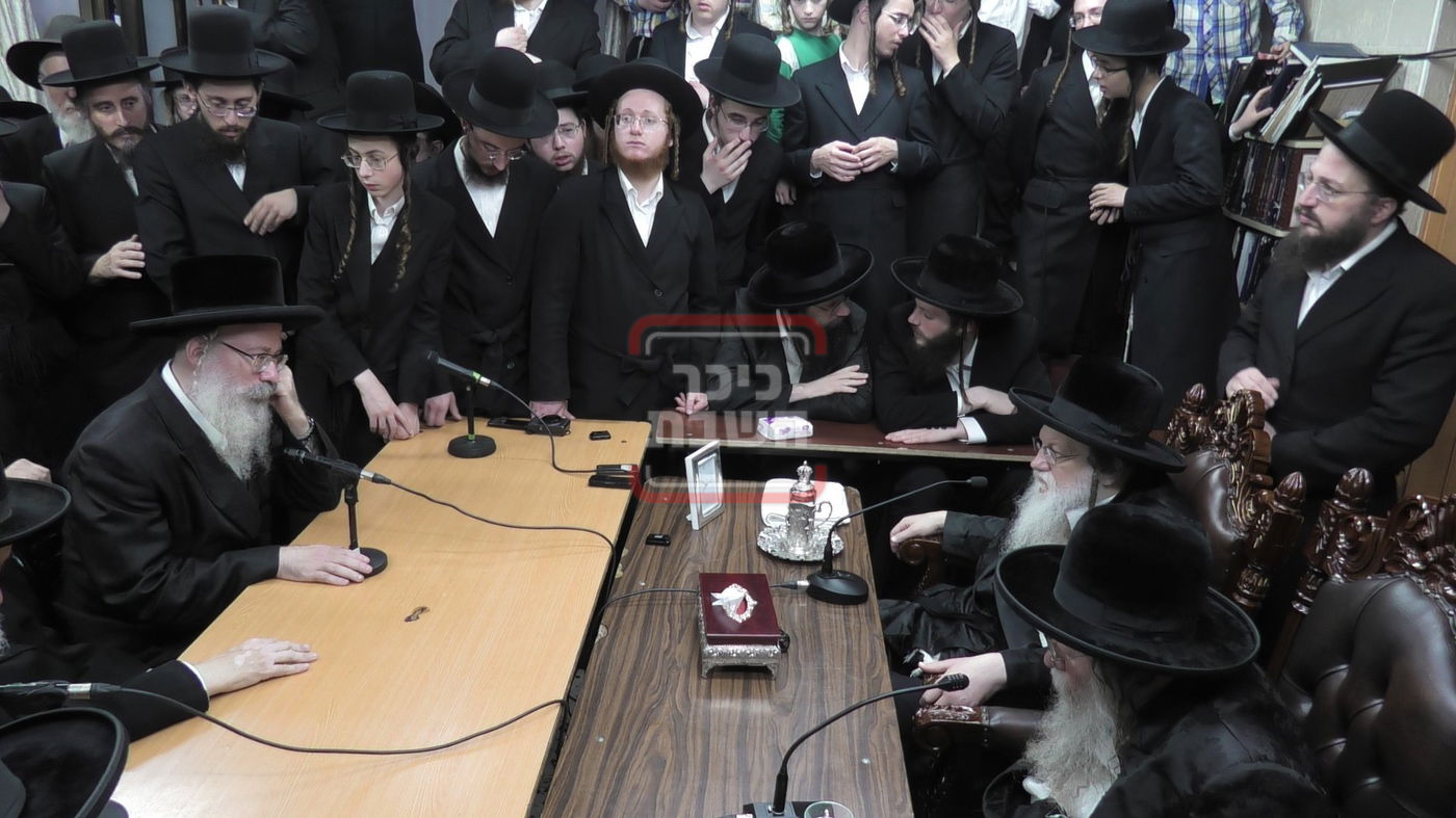 ניחום אבלים בחצה"ק מודז'יץ וקוזמיר 