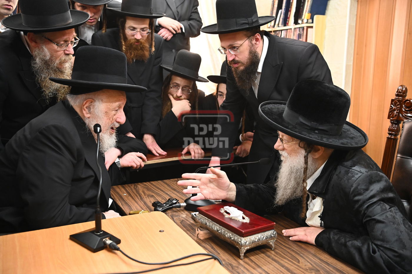 ניחום אבלים בחצה"ק מודז'יץ וקוזמיר 