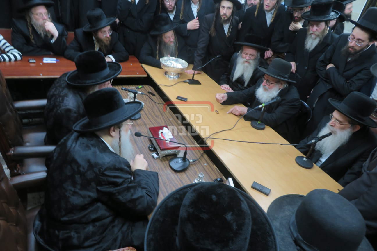 ניחום אבלים בחצה"ק מודז'יץ וקוזמיר 