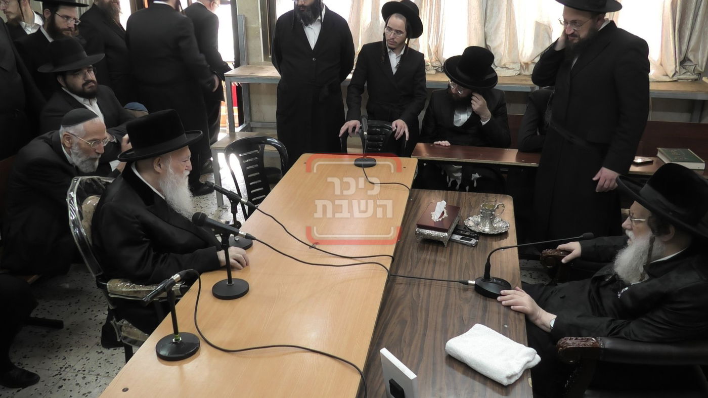 ניחום אבלים בחצה"ק מודז'יץ וקוזמיר 