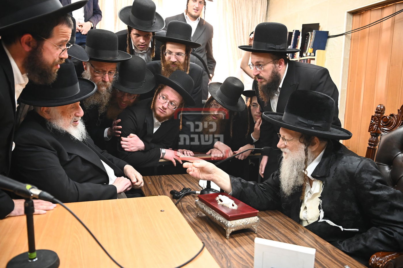 ניחום אבלים בחצה"ק מודז'יץ וקוזמיר 