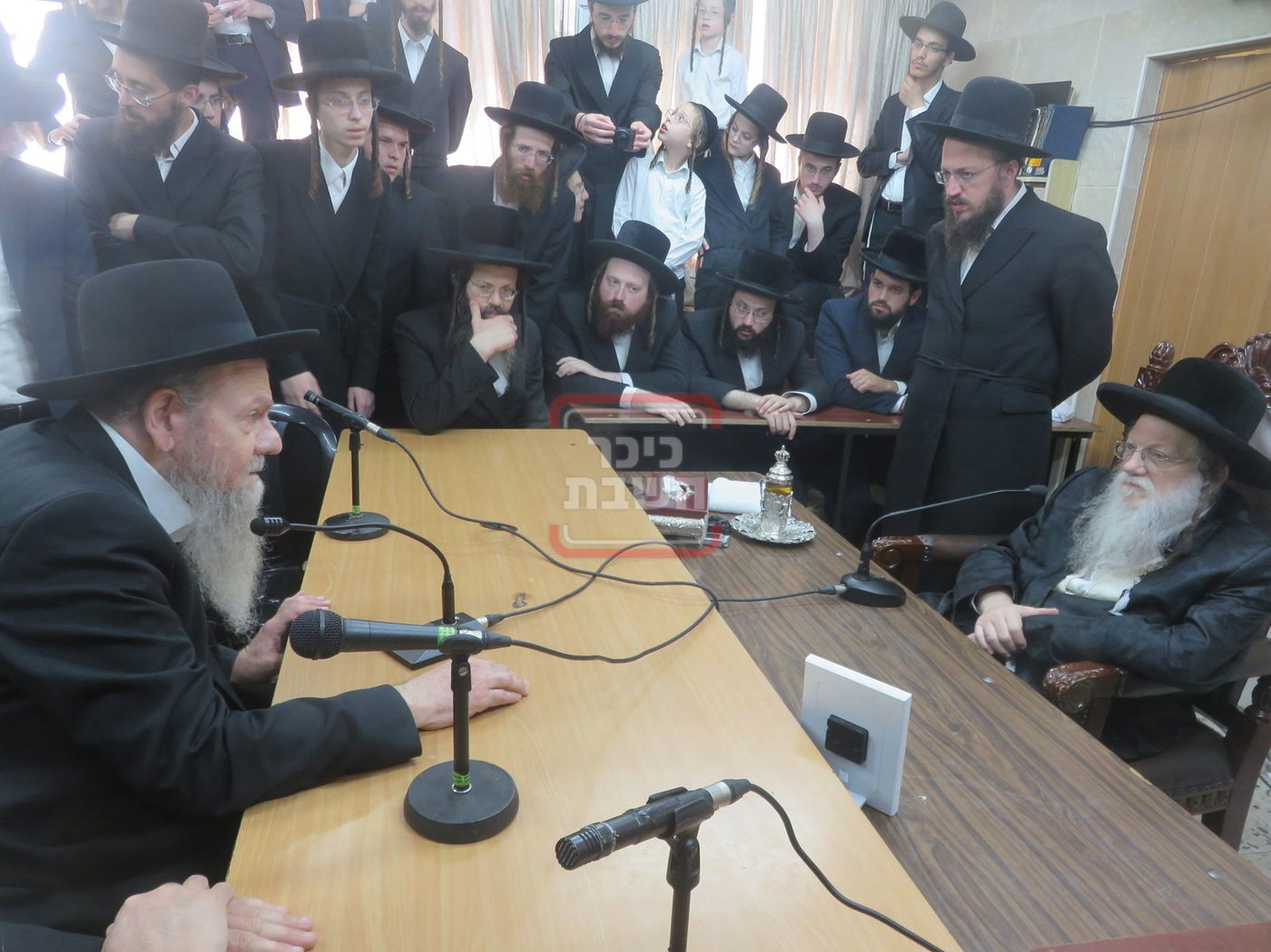 ניחום אבלים בחצה"ק מודז'יץ וקוזמיר 