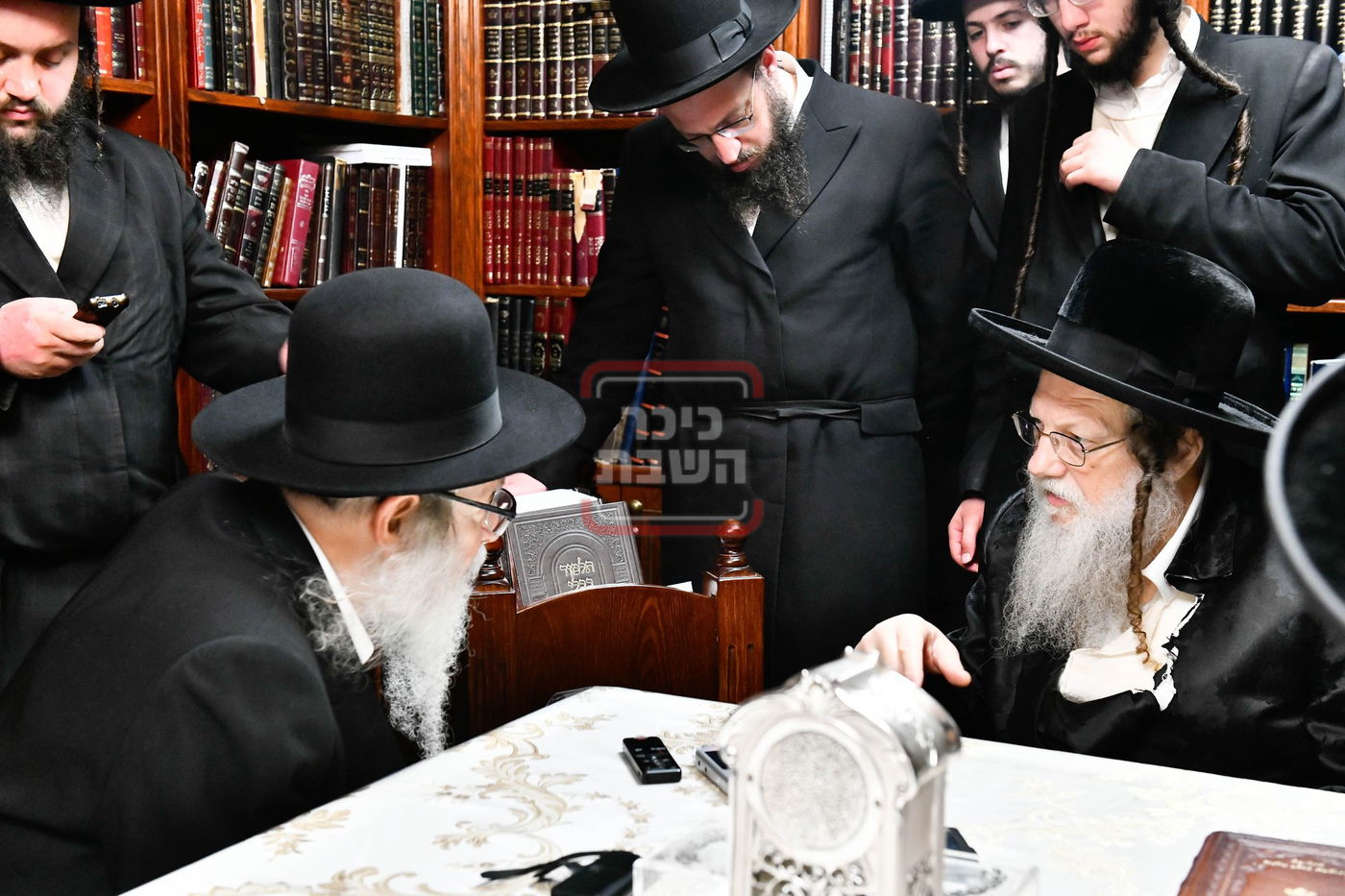 ניחום אבלים בחצה"ק מודז'יץ וקוזמיר 