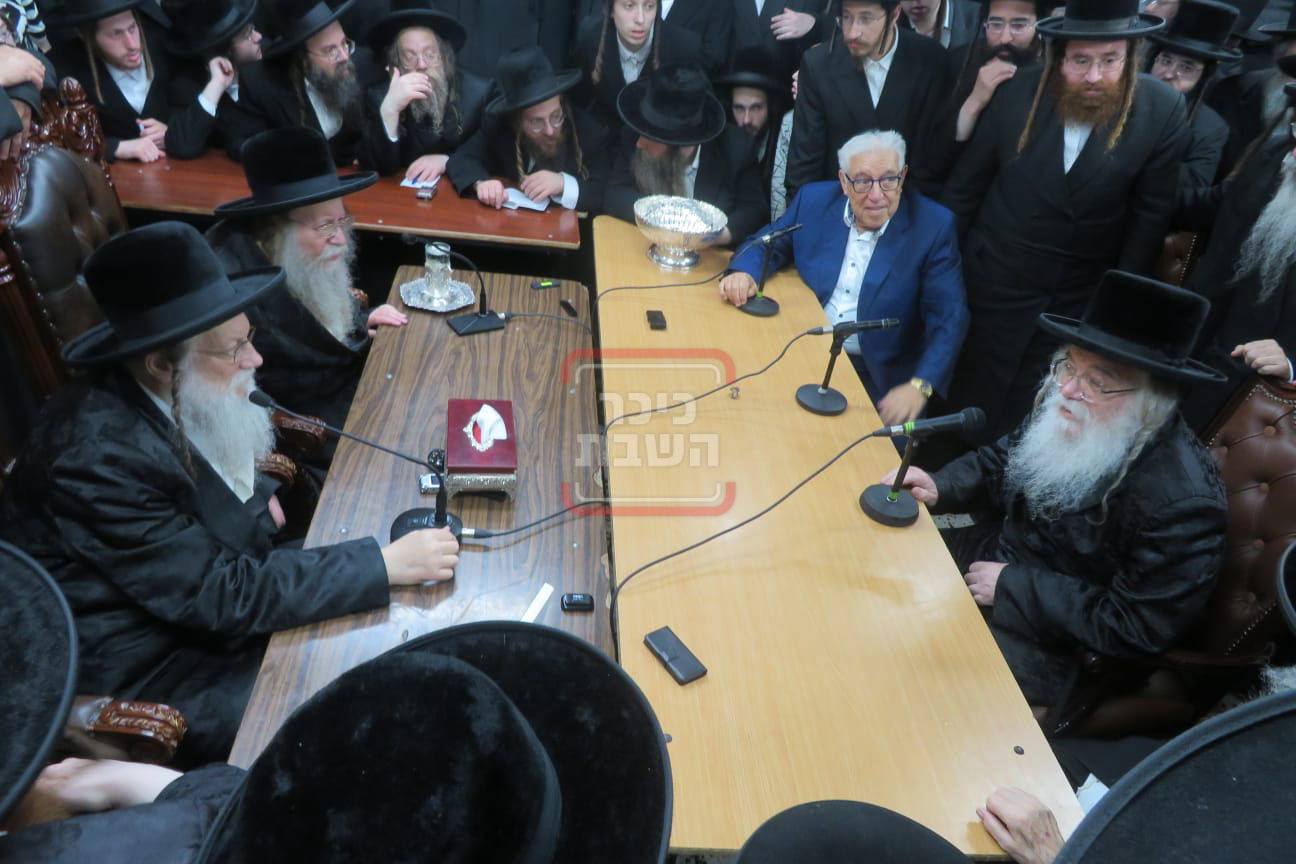 ניחום אבלים בחצה"ק מודז'יץ וקוזמיר 