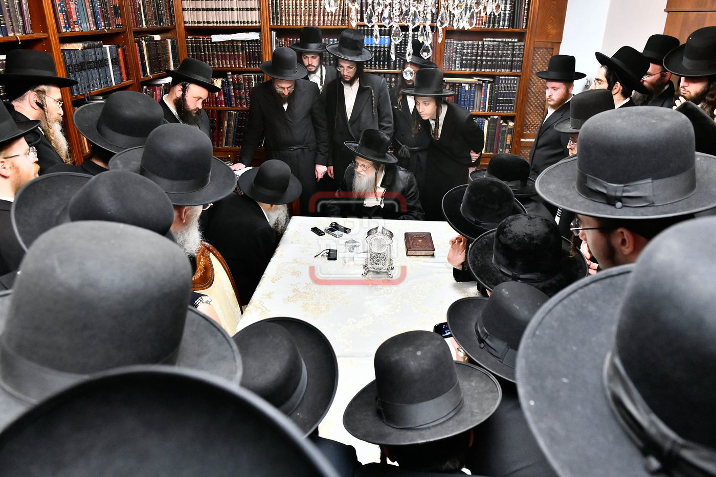 ניחום אבלים בחצה"ק מודז'יץ וקוזמיר 