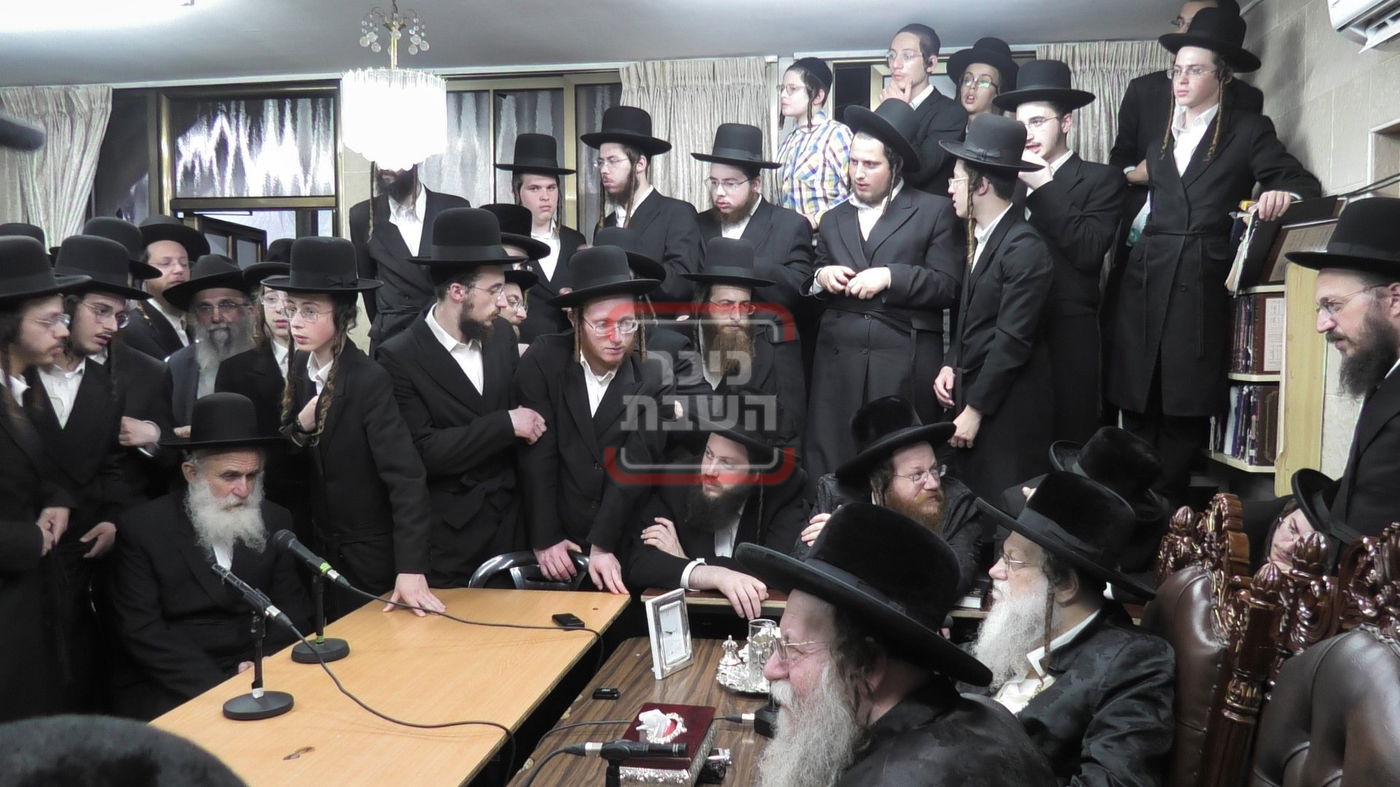 ניחום אבלים בחצה"ק מודז'יץ וקוזמיר 