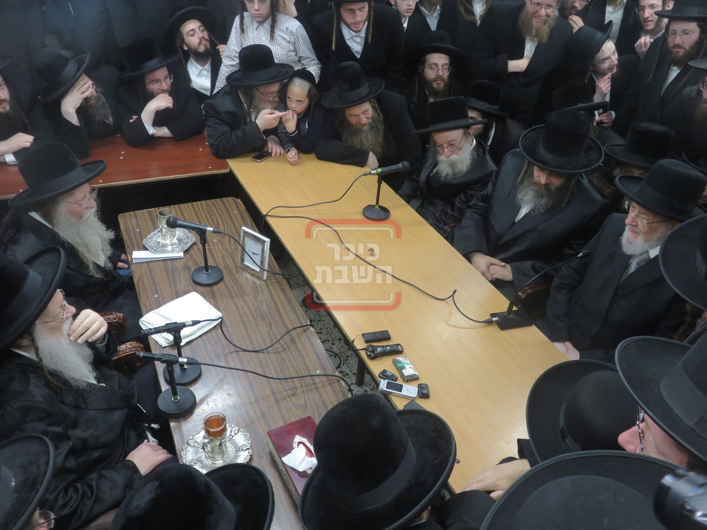 ניחום אבלים בחצה"ק מודז'יץ וקוזמיר 