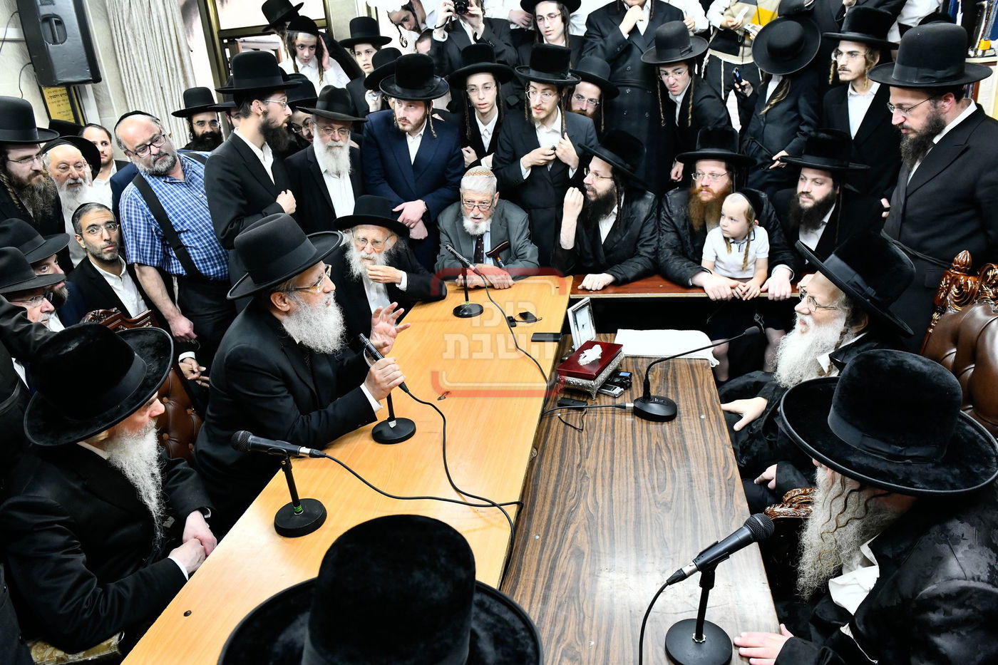 ניחום אבלים בחצה"ק מודז'יץ וקוזמיר 