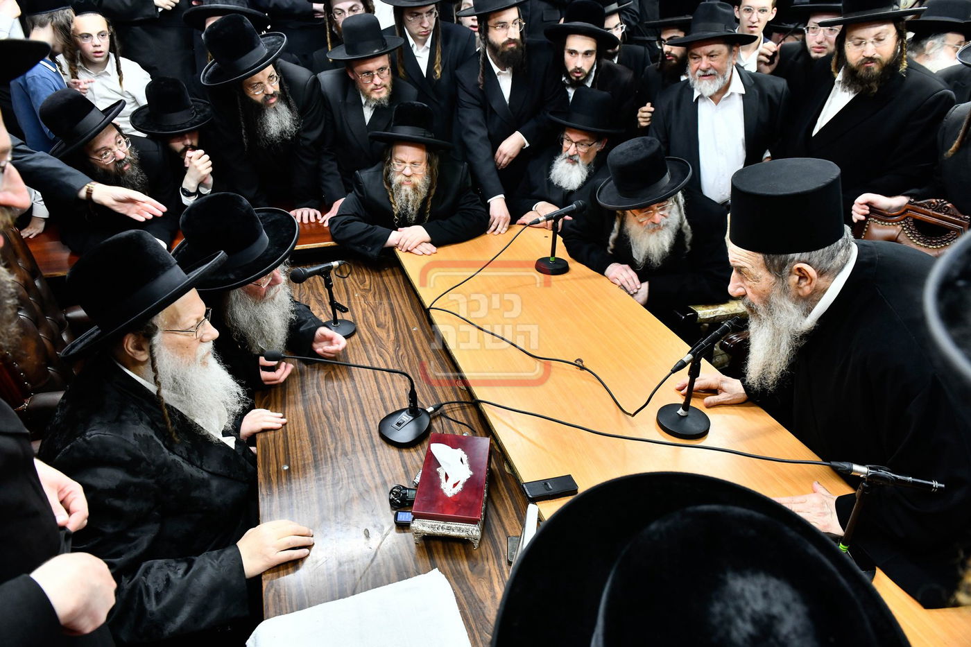 ניחום אבלים בחצה"ק מודז'יץ וקוזמיר 