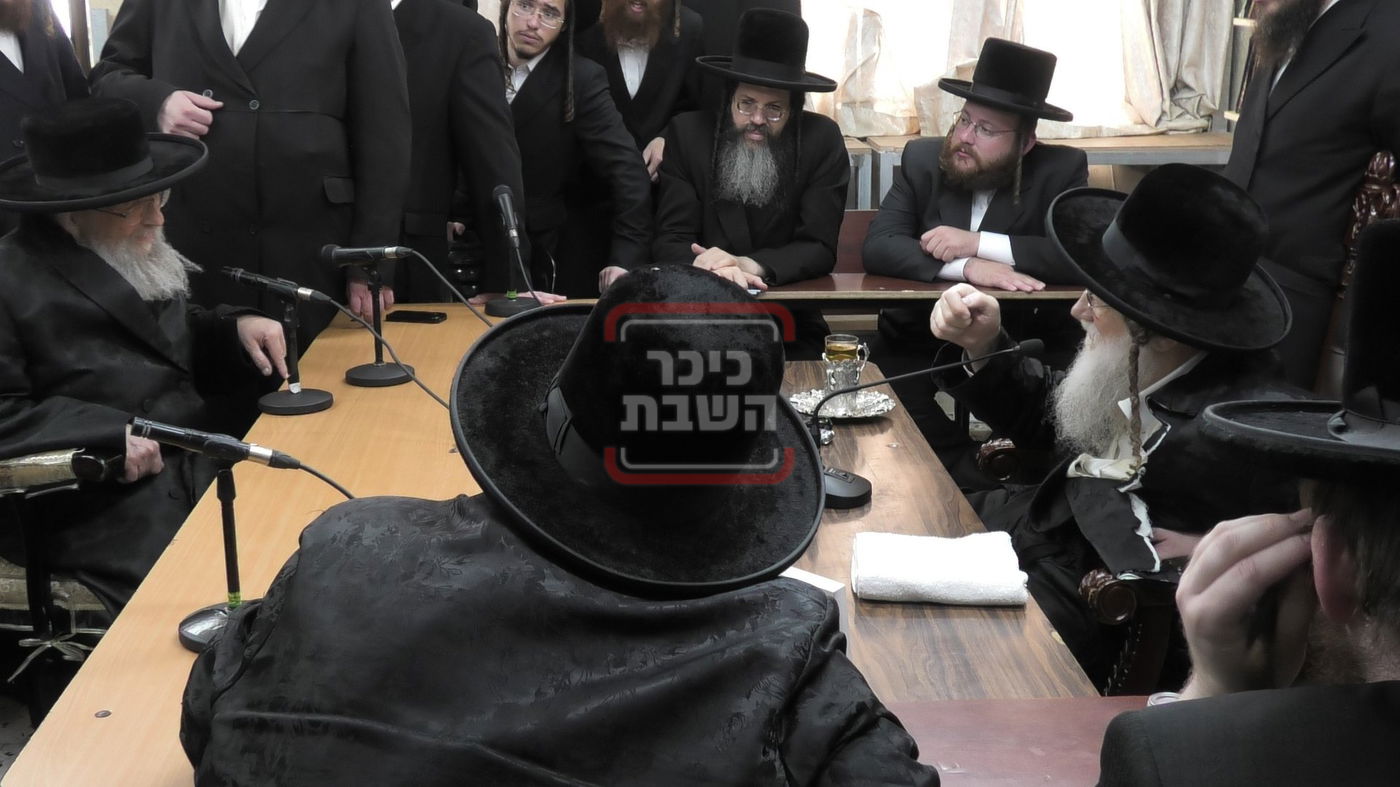 ניחום אבלים בחצה"ק מודז'יץ וקוזמיר 