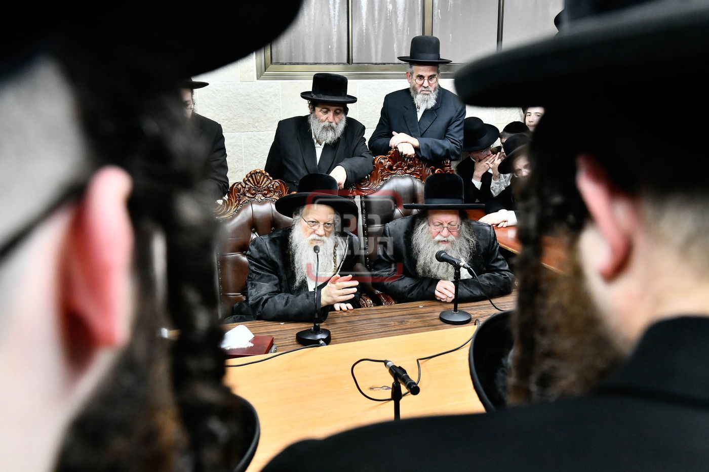 ניחום אבלים בחצה"ק מודז'יץ וקוזמיר 