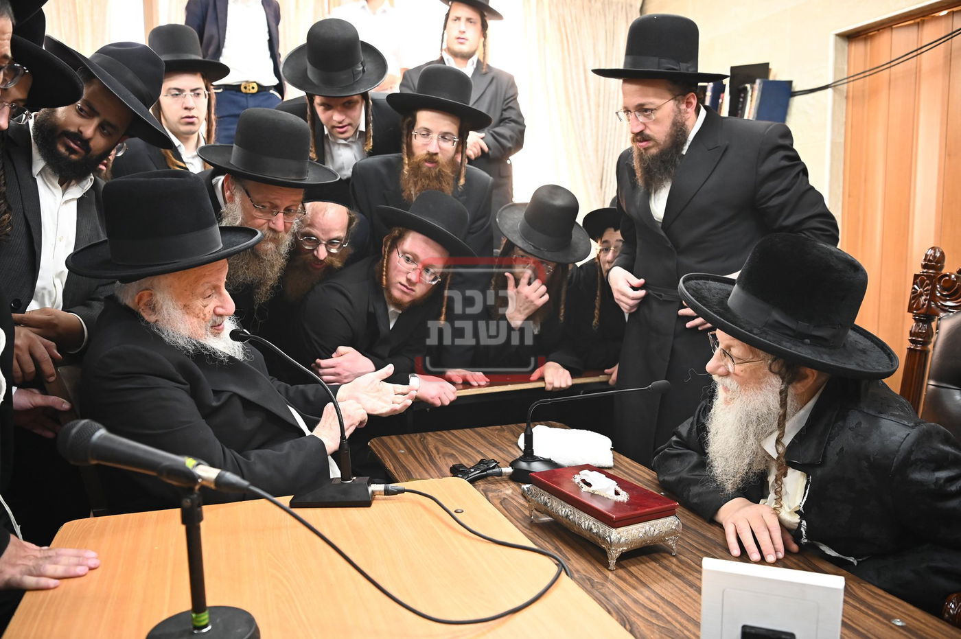 ניחום אבלים בחצה"ק מודז'יץ וקוזמיר 