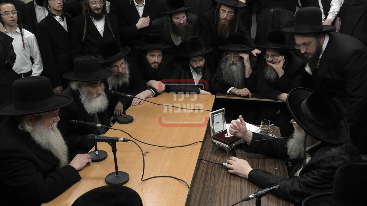 ניחום אבלים בחצה"ק מודז'יץ וקוזמיר 