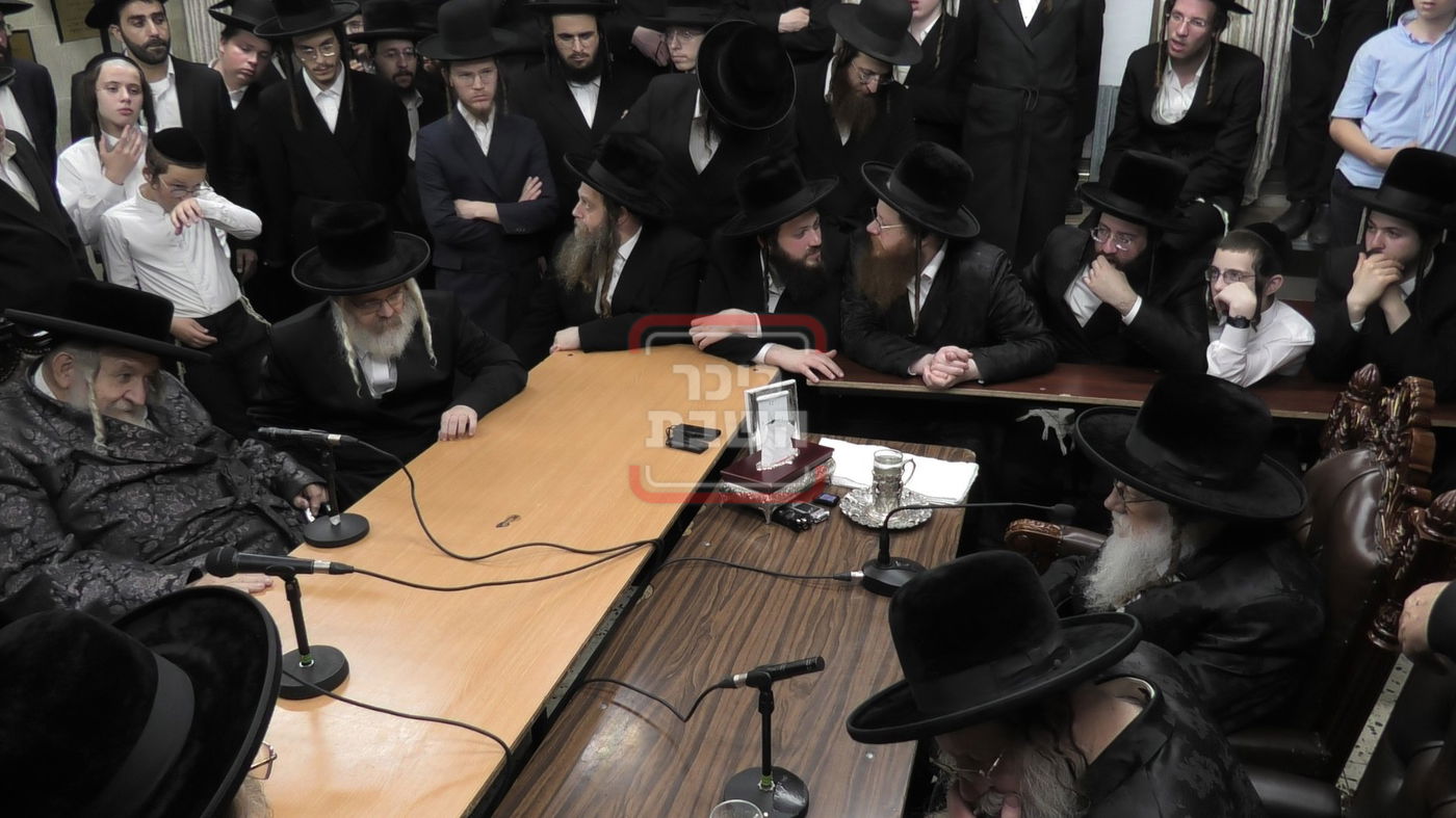 ניחום אבלים בחצה"ק מודז'יץ וקוזמיר 