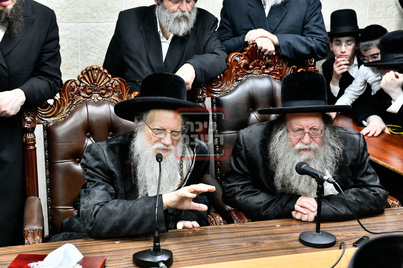 ניחום אבלים בחצה"ק מודז'יץ וקוזמיר 