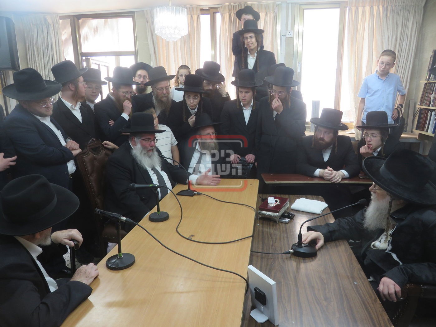 ניחום אבלים בחצה"ק מודז'יץ וקוזמיר 