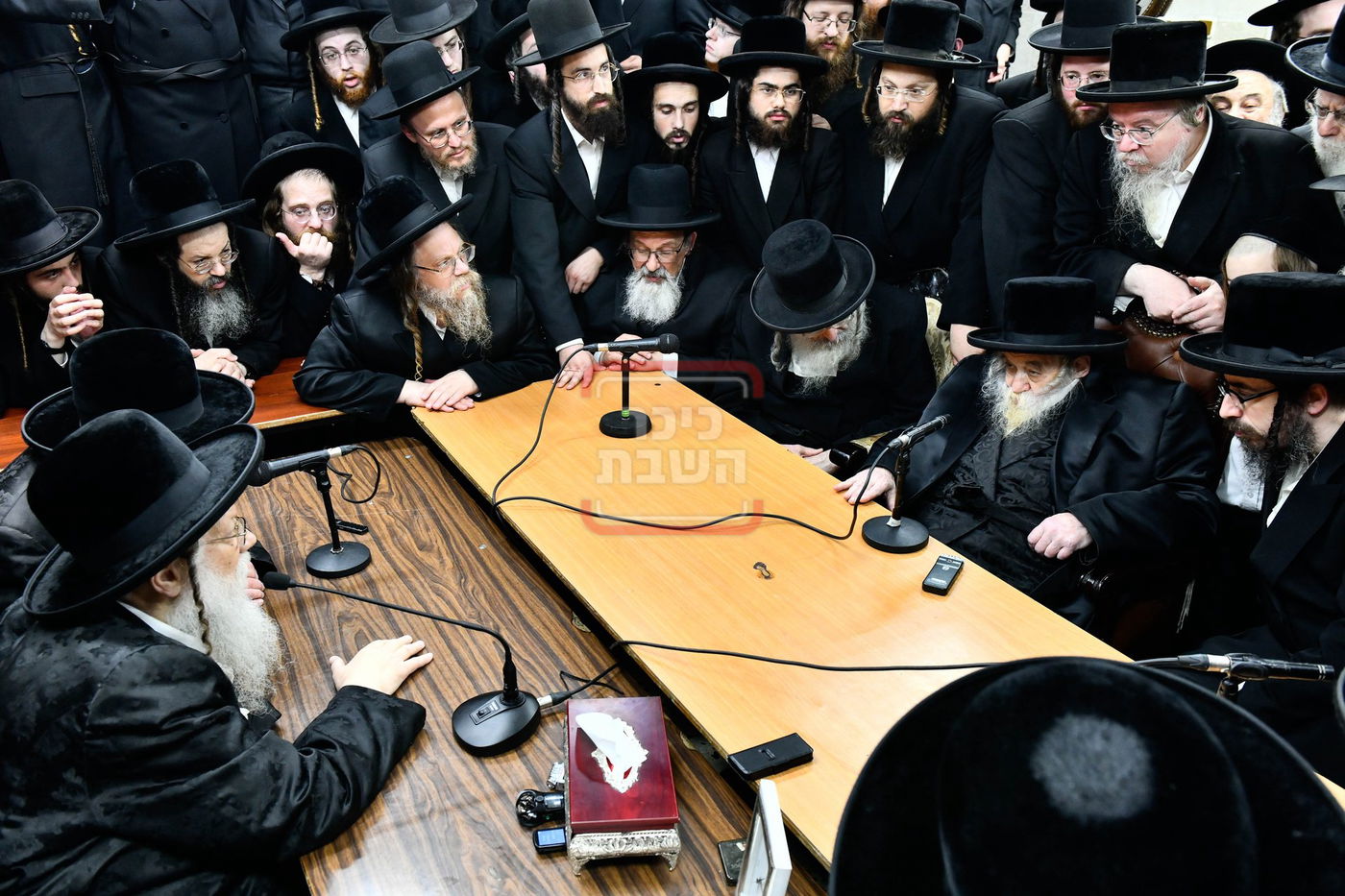 ניחום אבלים בחצה"ק מודז'יץ וקוזמיר 