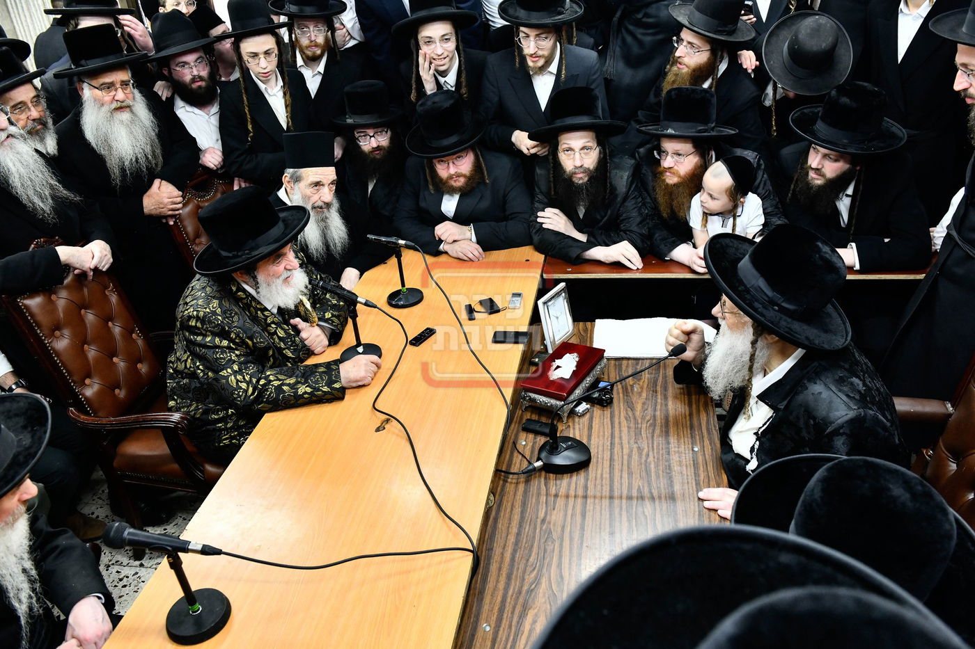 ניחום אבלים בחצה"ק מודז'יץ וקוזמיר 