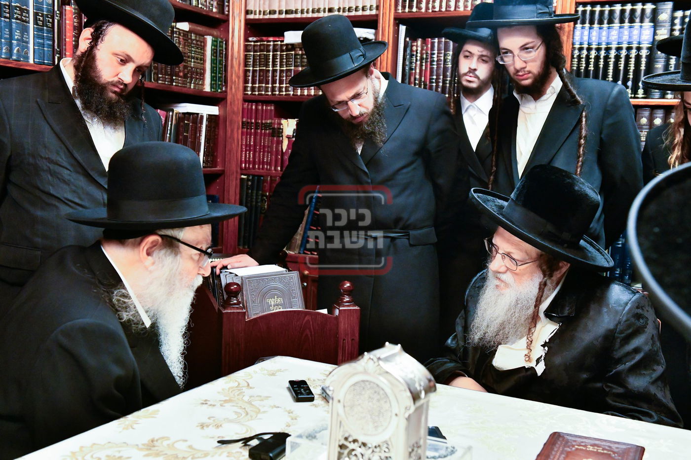 ניחום אבלים בחצה"ק מודז'יץ וקוזמיר 