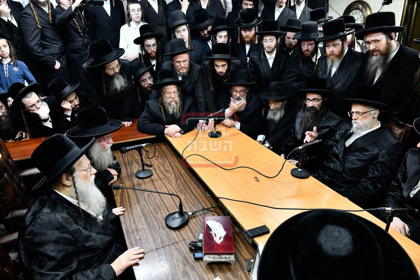 ניחום אבלים בחצה"ק מודז'יץ וקוזמיר 