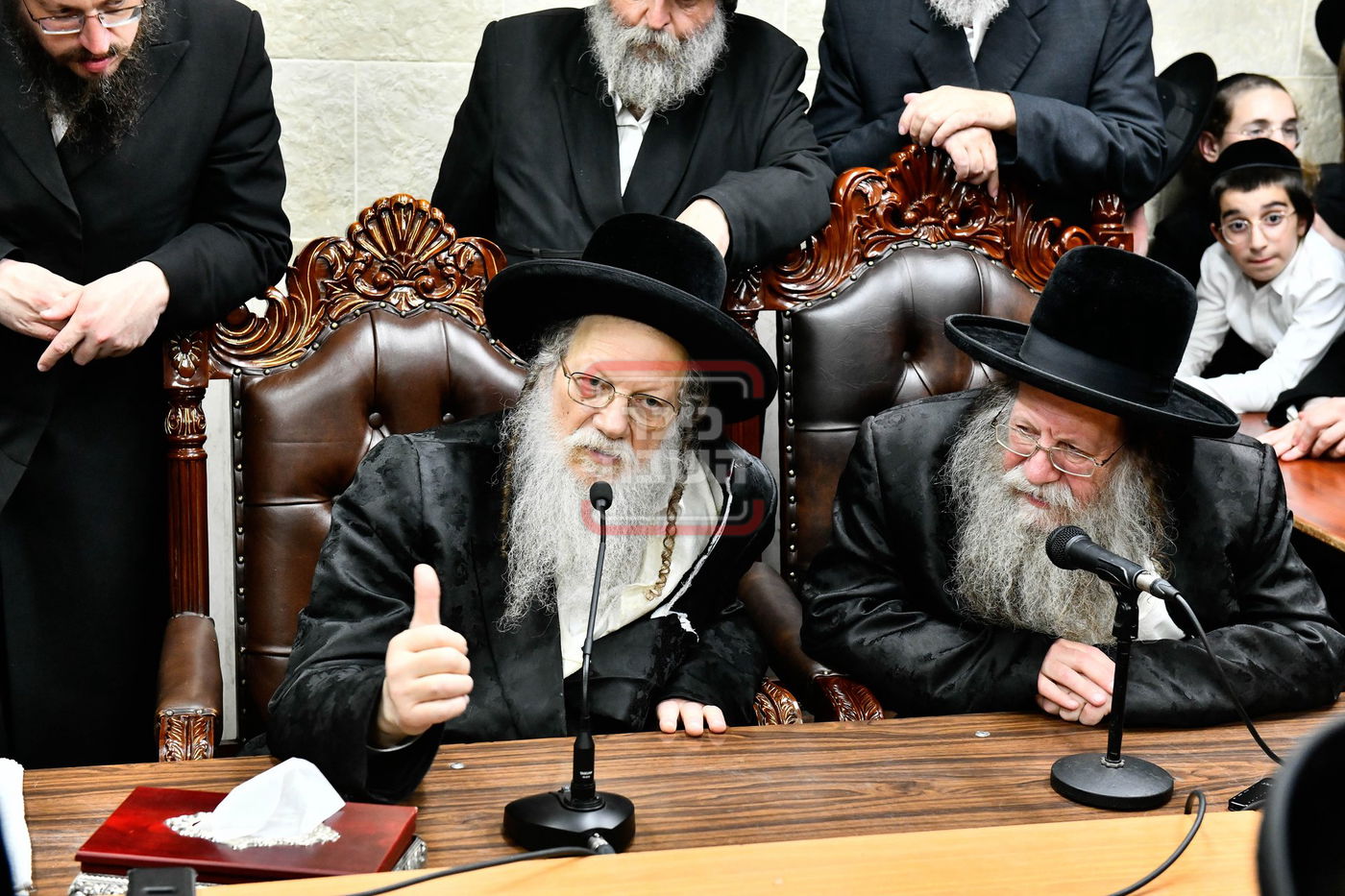 ניחום אבלים בחצה"ק מודז'יץ וקוזמיר 