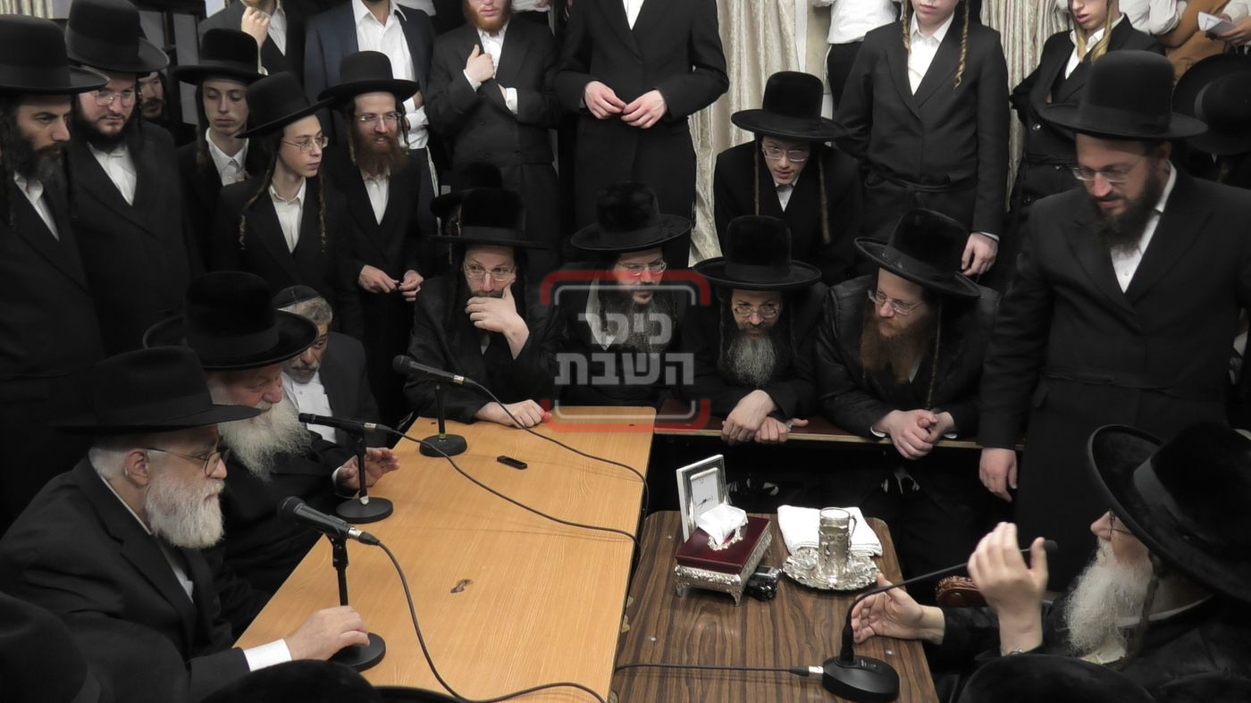 ניחום אבלים בחצה"ק מודז'יץ וקוזמיר 