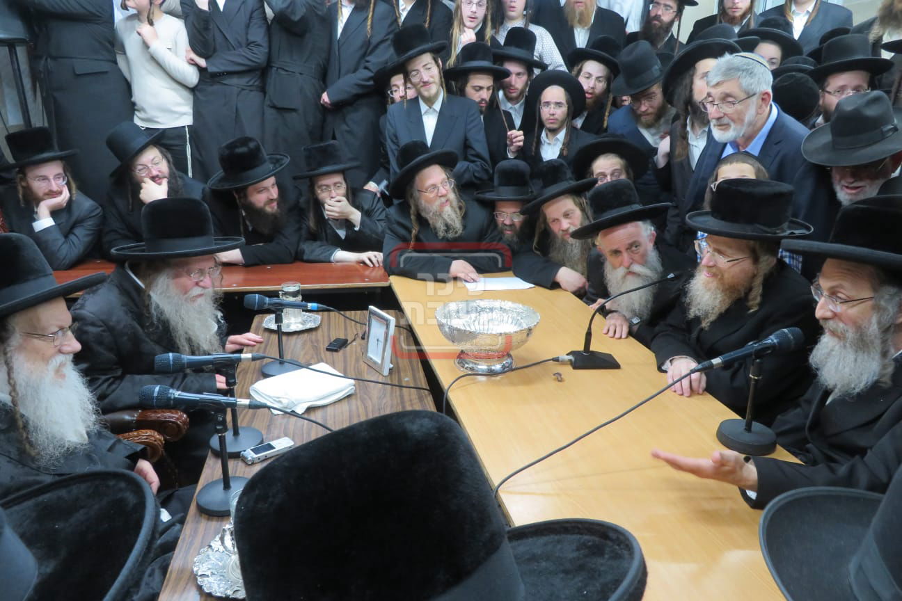 ניחום אבלים בחצה"ק מודז'יץ וקוזמיר 