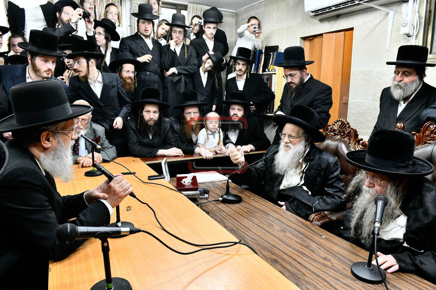 ניחום אבלים בחצה"ק מודז'יץ וקוזמיר 