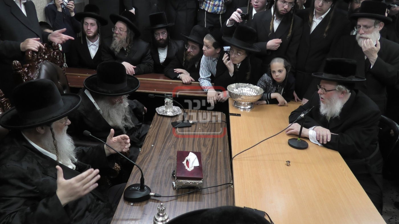 ניחום אבלים בחצה"ק מודז'יץ וקוזמיר 