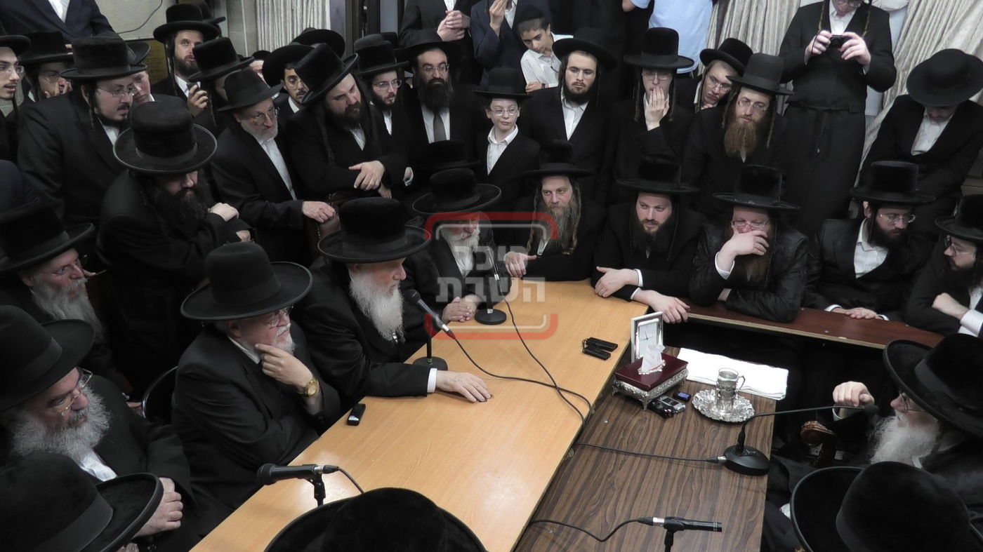 ניחום אבלים בחצה"ק מודז'יץ וקוזמיר 