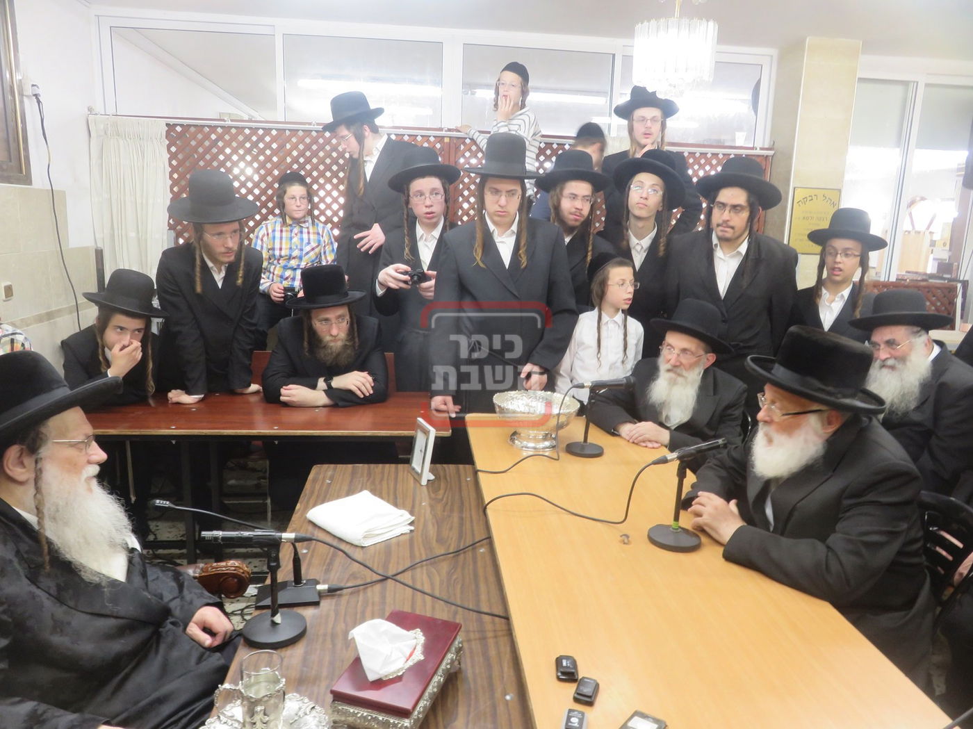 ניחום אבלים בחצה"ק מודז'יץ וקוזמיר 