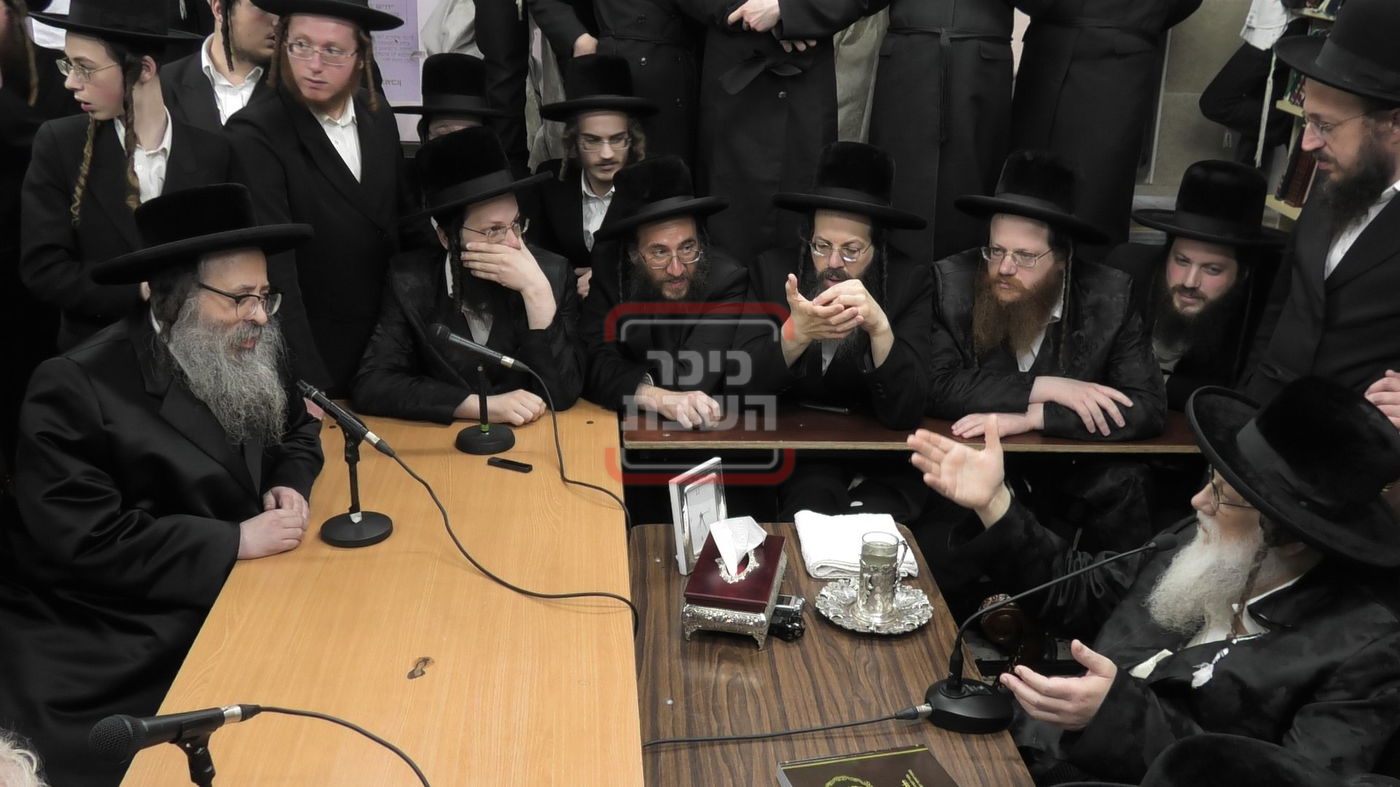 ניחום אבלים בחצה"ק מודז'יץ וקוזמיר 