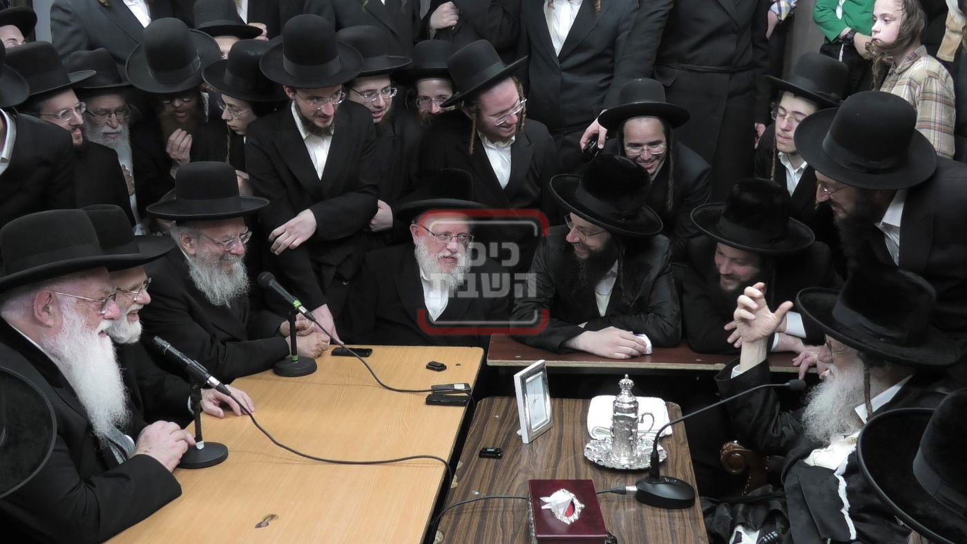 ניחום אבלים בחצה"ק מודז'יץ וקוזמיר 