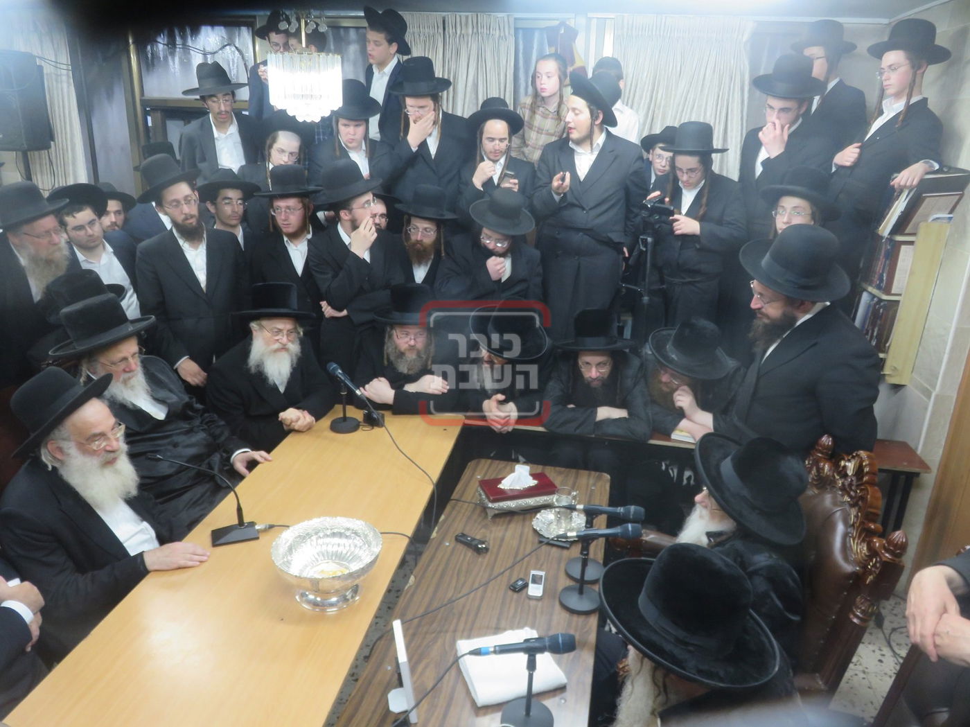 ניחום אבלים בחצה"ק מודז'יץ וקוזמיר 