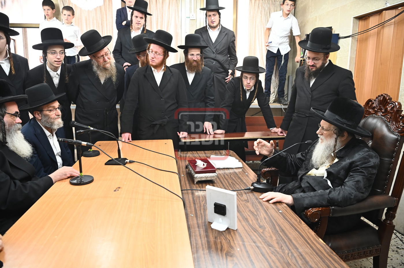 ניחום אבלים בחצה"ק מודז'יץ וקוזמיר 