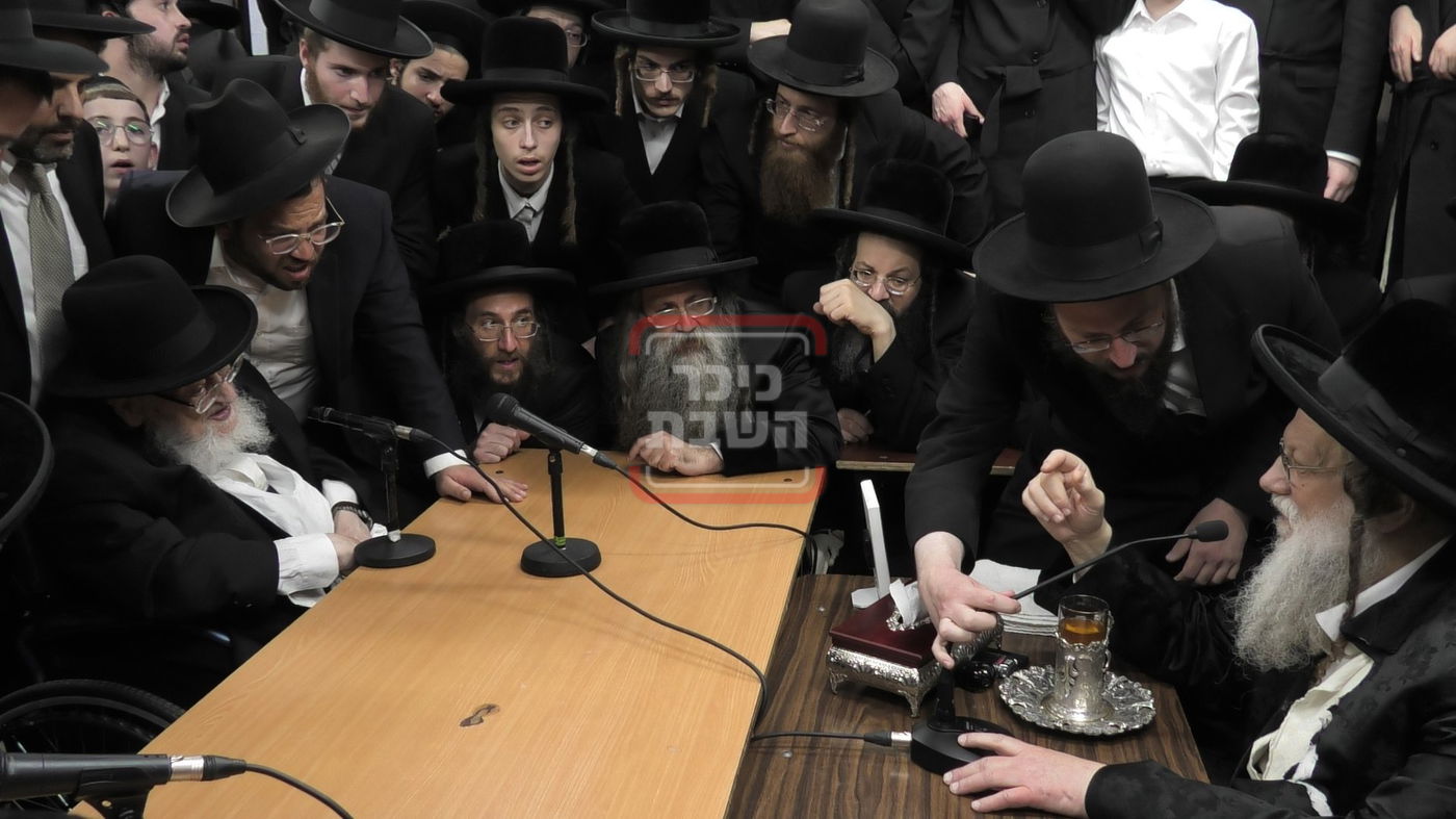 ניחום אבלים בחצה"ק מודז'יץ וקוזמיר 