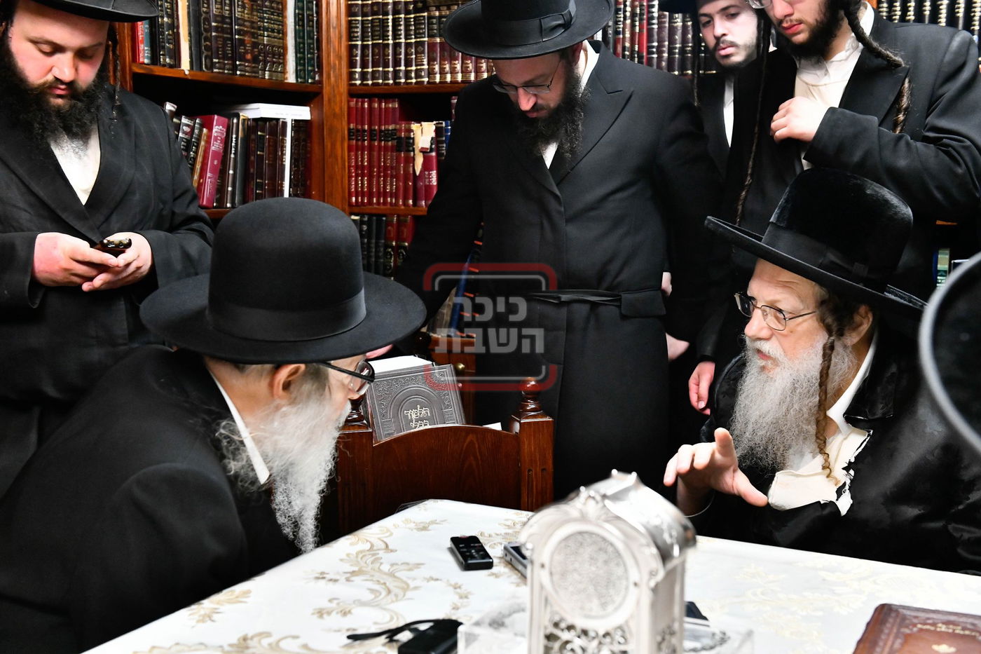 ניחום אבלים בחצה"ק מודז'יץ וקוזמיר 