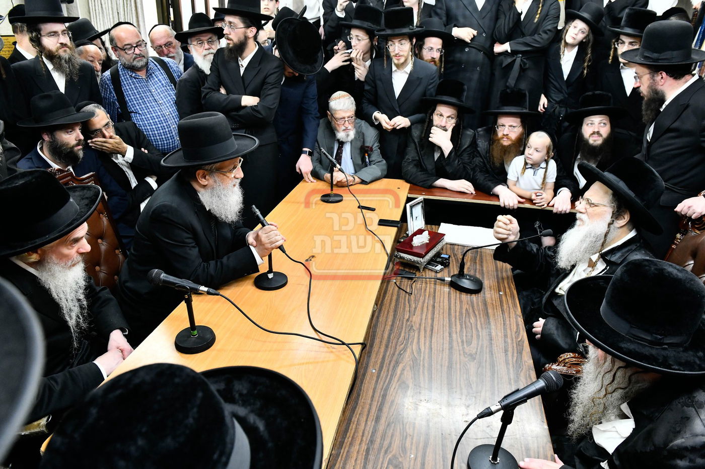 ניחום אבלים בחצה"ק מודז'יץ וקוזמיר 