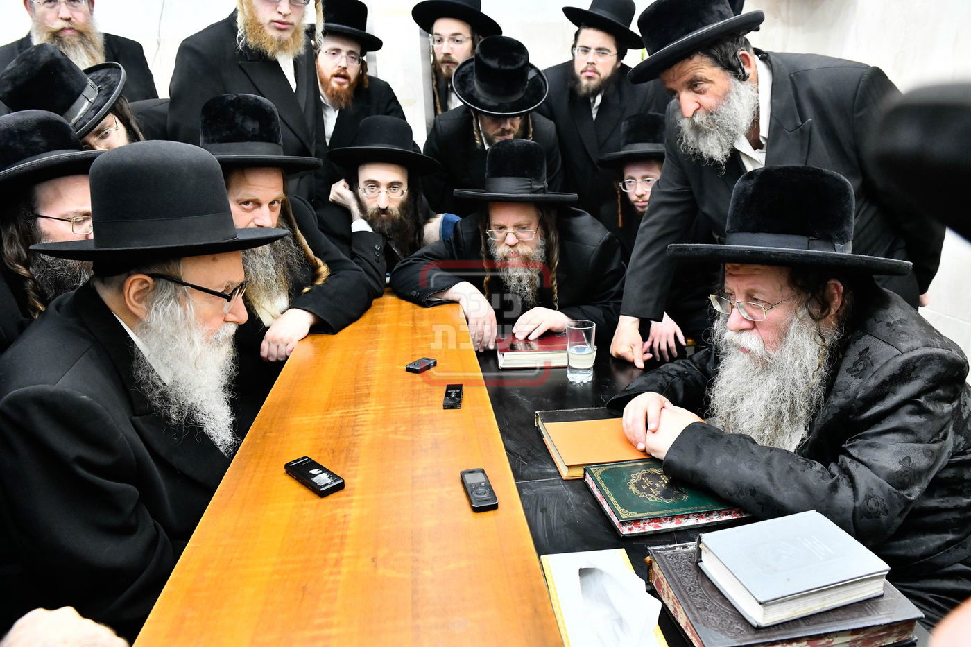 ניחום אבלים בחצה"ק מודז'יץ וקוזמיר 