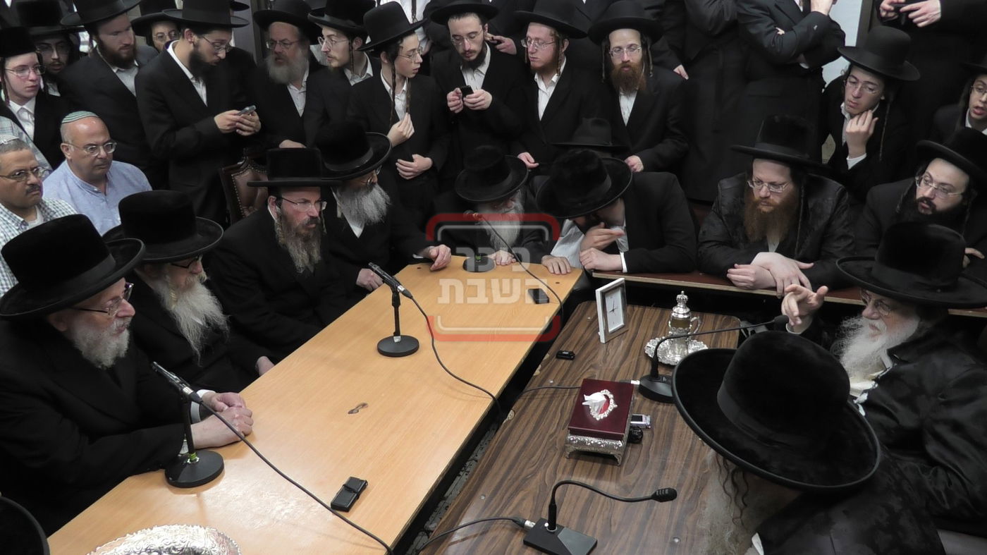 ניחום אבלים בחצה"ק מודז'יץ וקוזמיר 