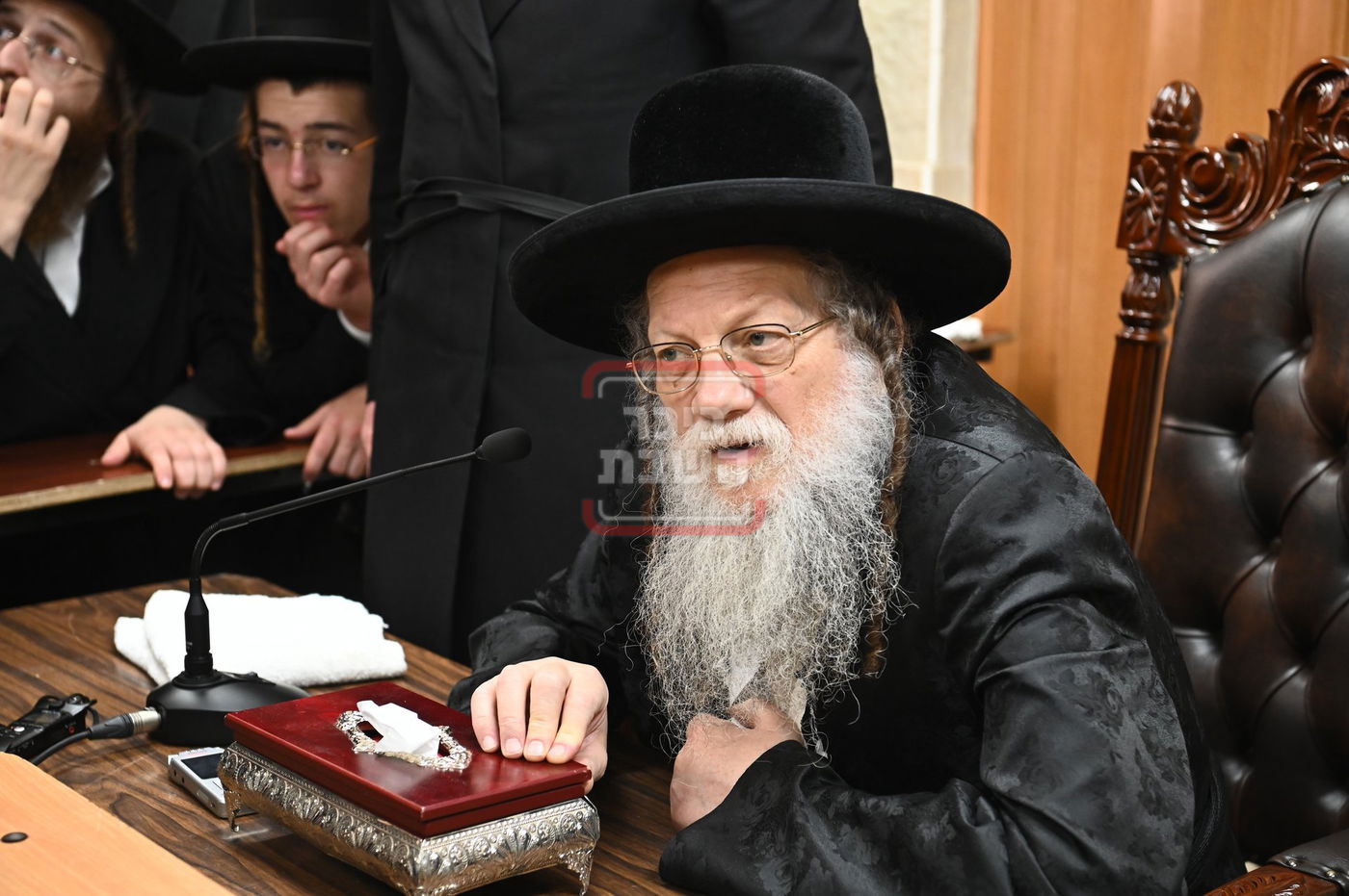 ניחום אבלים בחצה"ק מודז'יץ וקוזמיר 